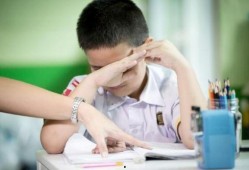 家长爆料小孩被打视频,家长曝光孩子被打惊心动魄瞬间
