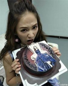 娱乐吃瓜女艺人进团